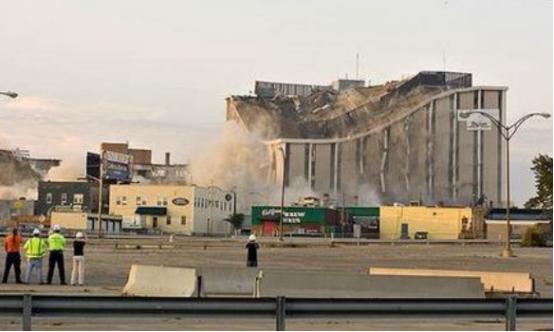 [点赞]2007年，柯达公司用烈性炸药，把自己的胶卷研发中心炸掉了！大楼轰然倒