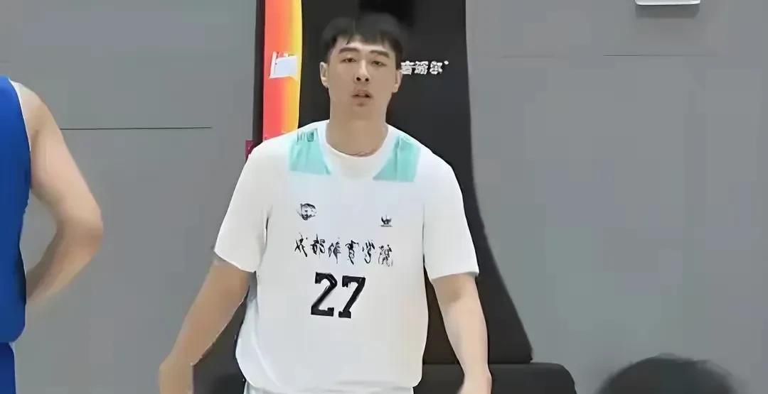 广东队这场比赛有惊喜啊！那个被称作“广东肥仔”的球员狂砍30分10板，直接打爆上