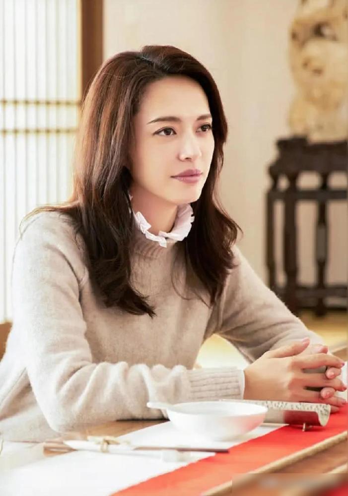 机场他俩各走各的，红毯上隔着一人远，你以为是闹别扭？不，人家早就离婚了。你