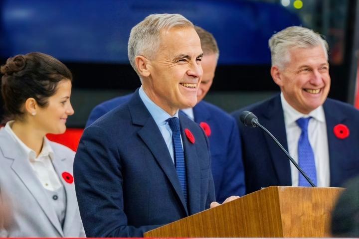 加拿大突然“反水”美国！正在访华的加拿大总理，突然宣布一个大好消息1月