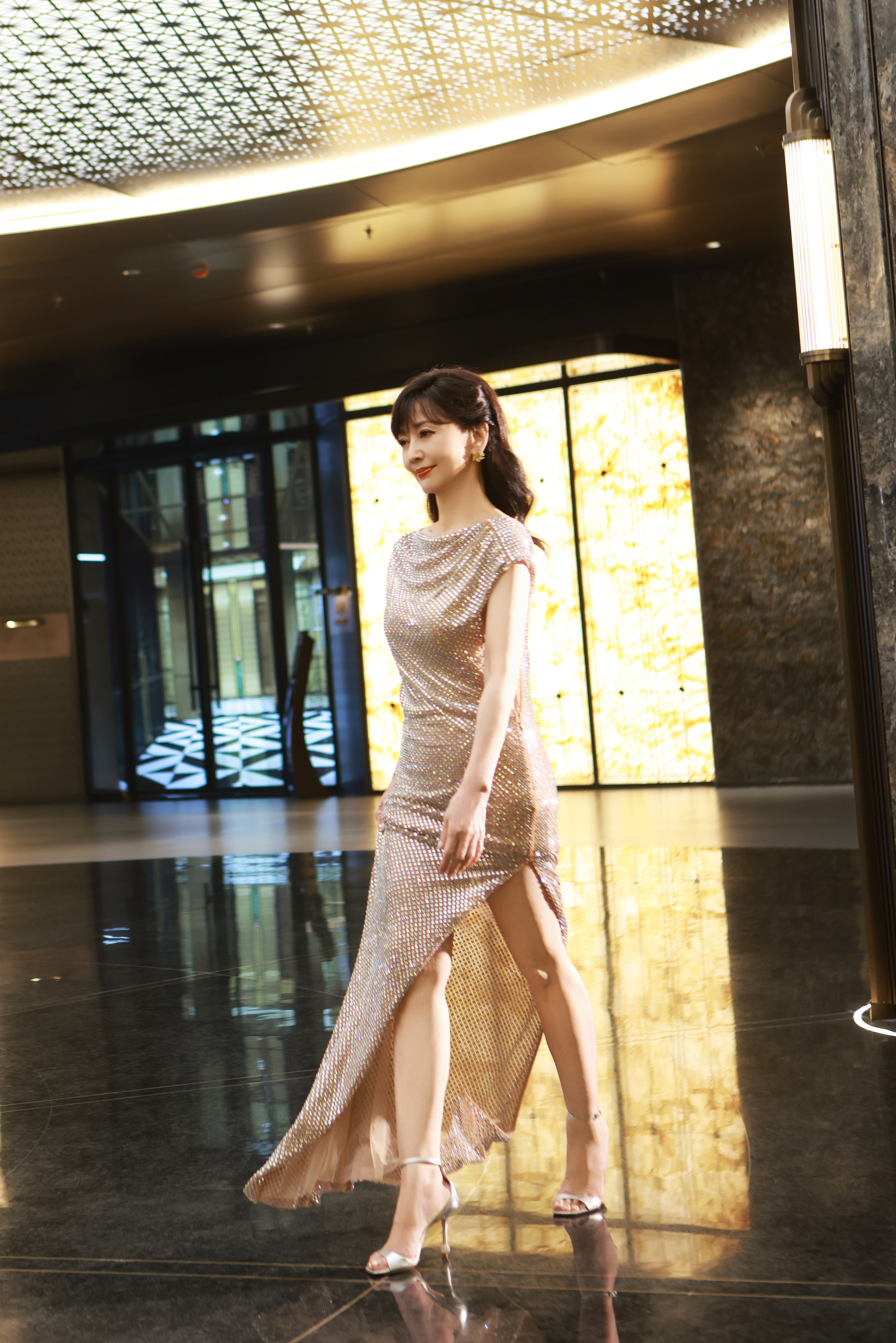 赵雅芝芝姐的银色一字带细高跟