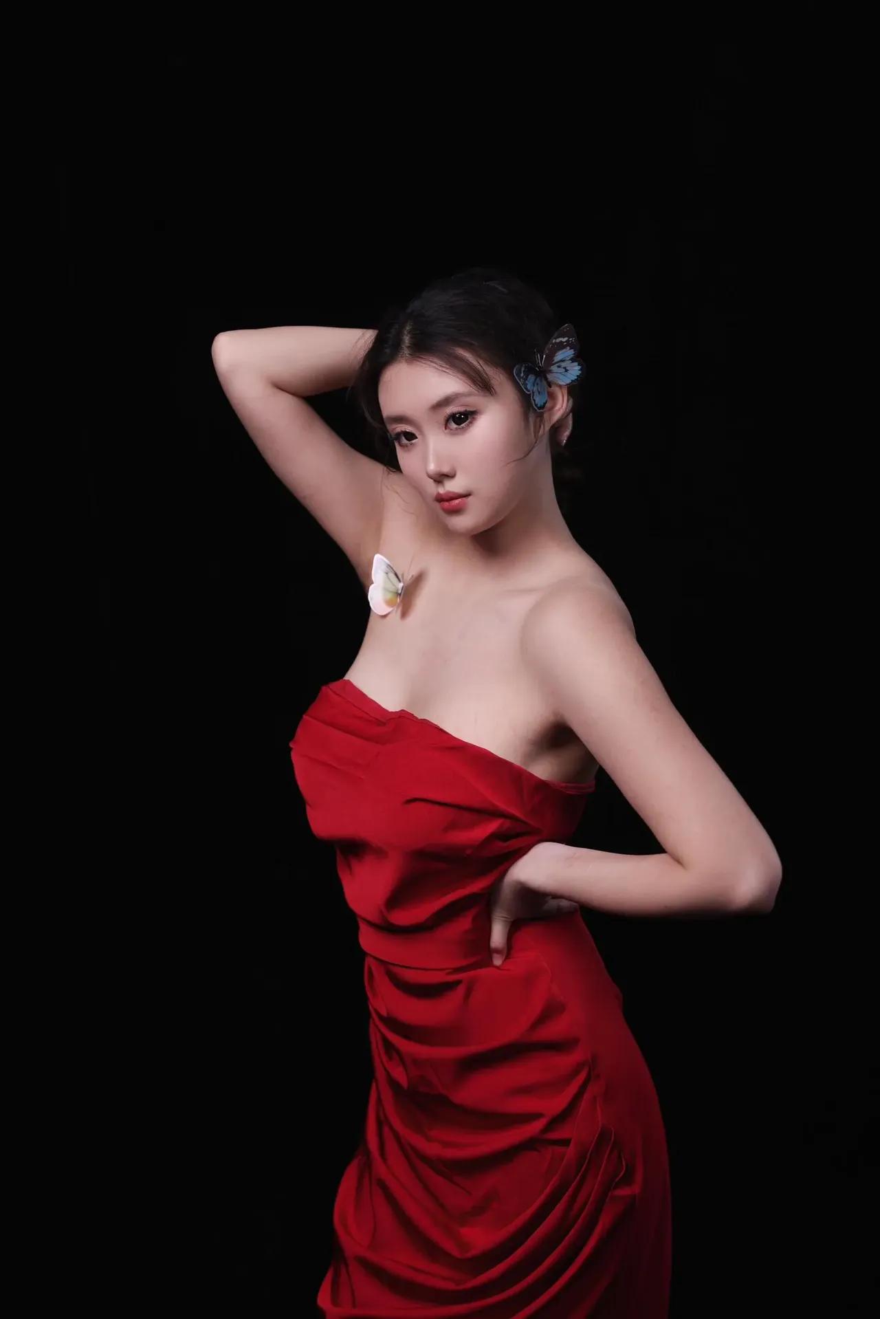 美女壁纸～红裙蝶舞，古扇轻摇，一抹东方韵味，惊艳了时光，也温柔了岁月，古典的浪漫