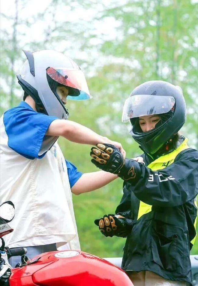 卢远王乐晨王乐晨说过自己正处于“勇敢与量力而行间反复横跳”的人生阶段，不愿因一