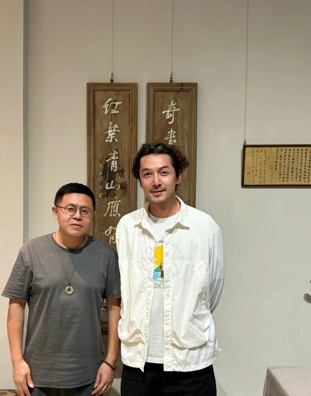胡歌现身浙江嘉兴，他穿着白色外套，个子很高，身形清瘦，头发凌乱，白头发清晰可见，