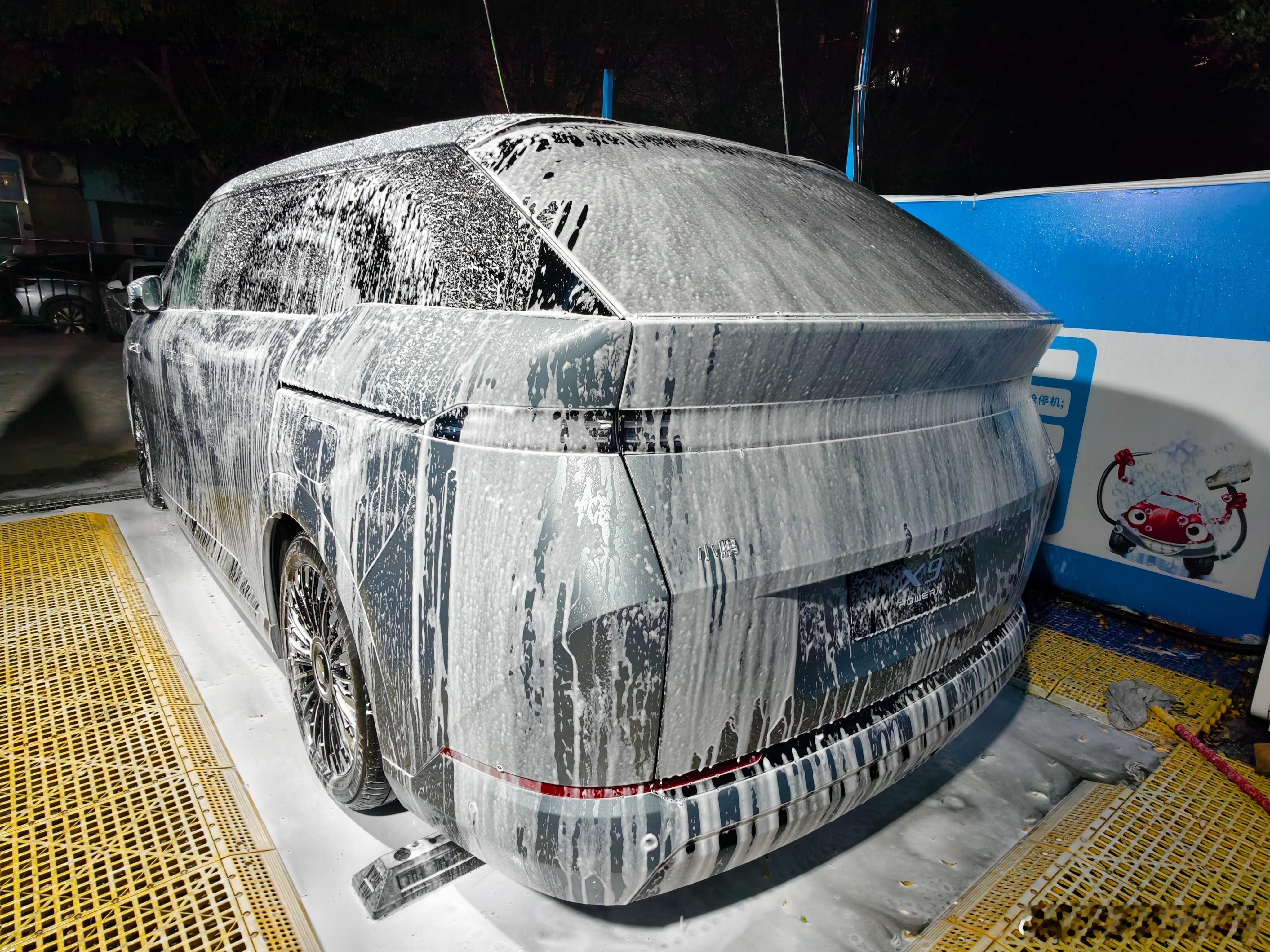 开着小鹏回家过年这个点才忙完亲友年夜饭接送，已经不可能还有洗车店在营业了。还好