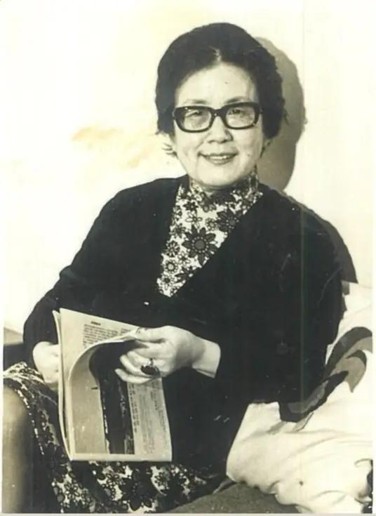 1942年，作家沉樱正怀3胎，得知丈夫把全部家当3万块，拿去给戏子赎身。她不哭不