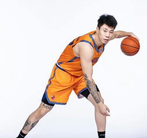 张镇麟爆发！上海113-73大胜广东，这三位球员是赢球功臣！1. 张镇麟：本场