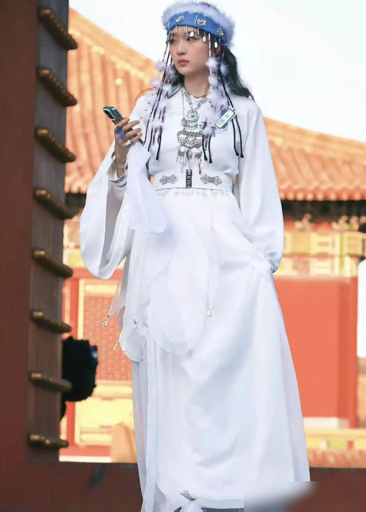 孙千穿着白流苏往那一站，现场瞬间安静了。路透图里她裹着异域风长裙，眼波一抬，网友直接喊香妃本妃。可你