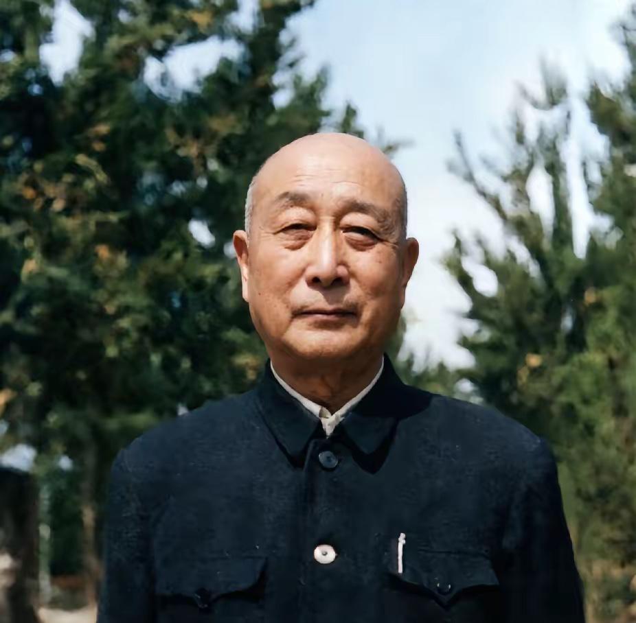 张秀山遭断崖式降职降级！他去看望，帮助过萧克、张爱萍、陈再道