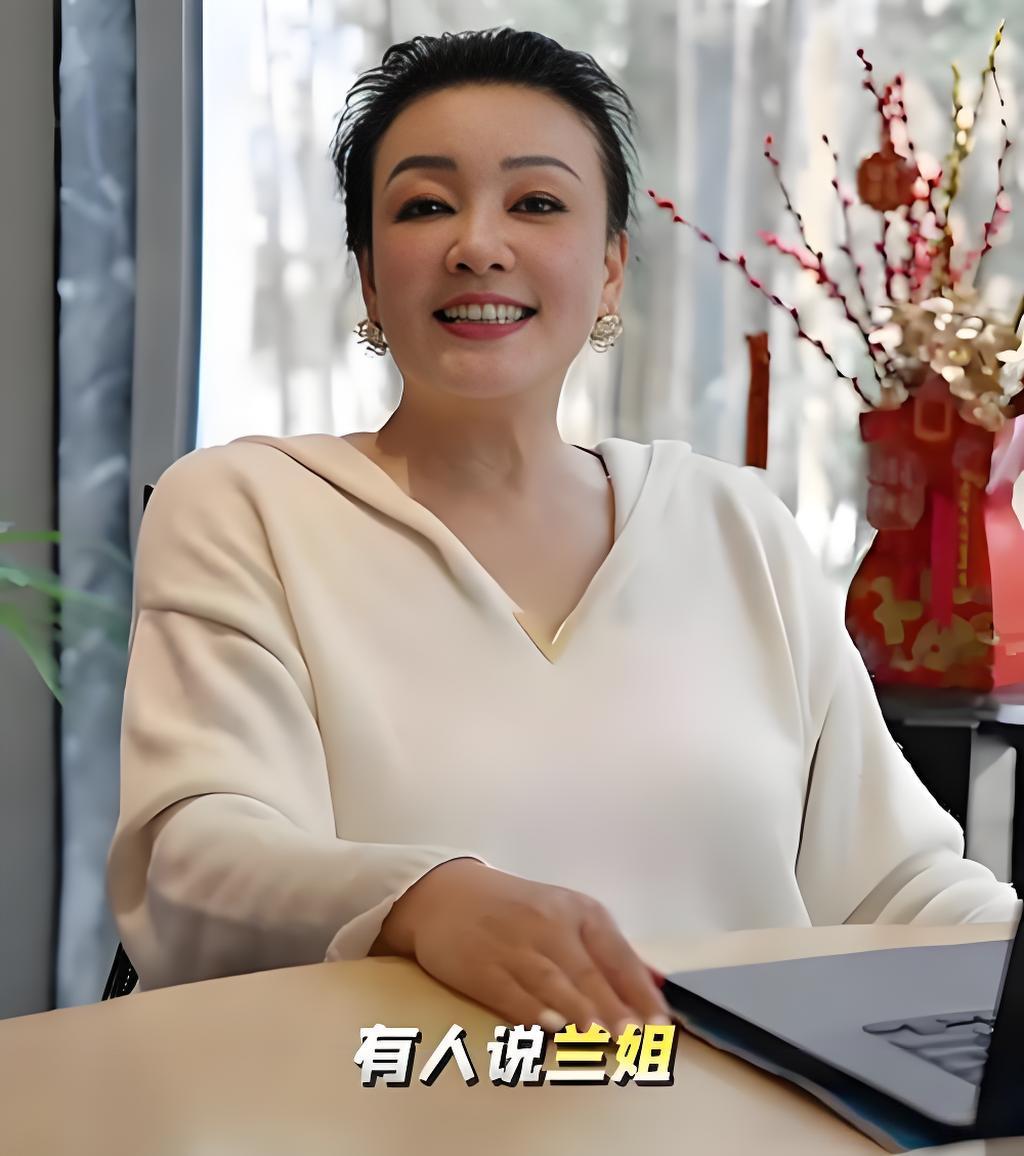 有人留言说：兰姐，你是不是嫉妒儿媳妇马筱梅？张兰被这句话瞬间逗笑，她笑着回应