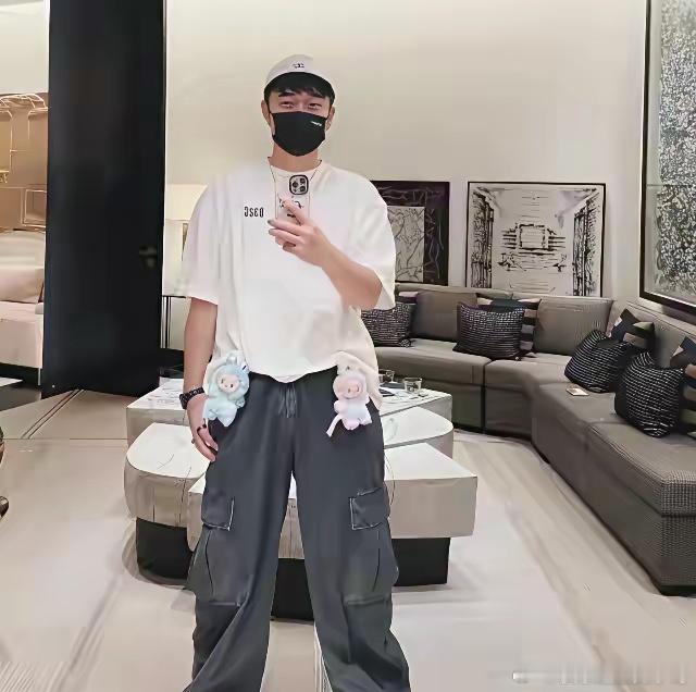 陈赫陪老婆逛香奈儿，42岁张子萱一头黄发好洋气，身高170瘦又美！