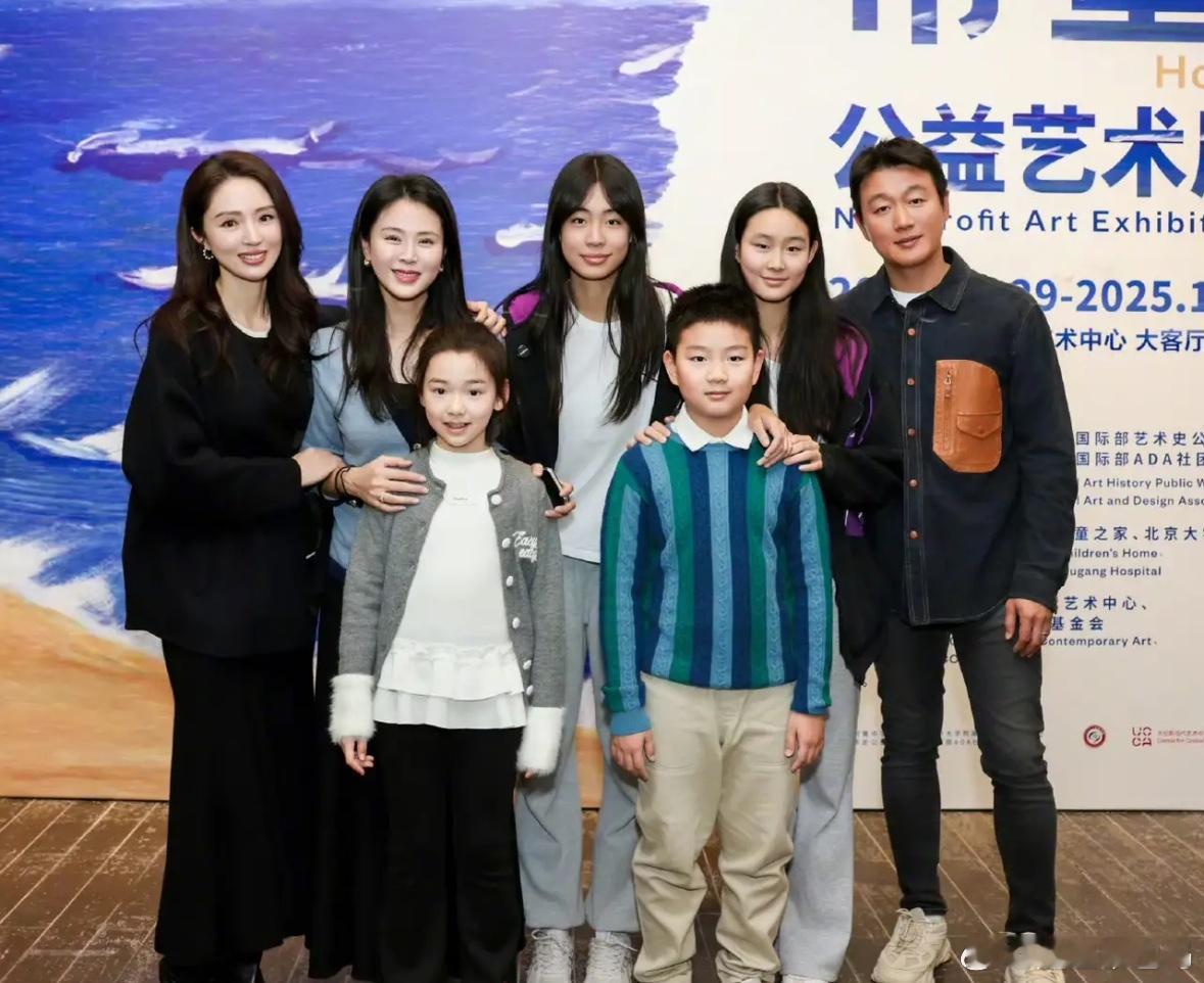 佟大为两个女儿办艺术展，名字曝光，大女儿佟知霏，二女儿佟知玲，俩姐妹一起办了场绘