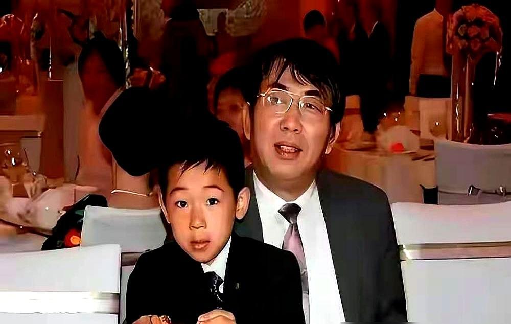 “顶配家世，却连名字都搜不到热搜”聂卫平走了，次子聂云青站在灵堂左侧，没哭