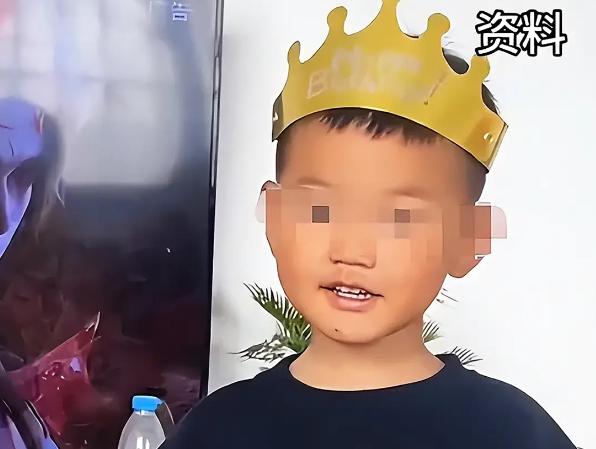 "天塌了！"河南开封，3岁的男孩在院子里玩耍，奶奶想着没啥事，便去自家后院晒