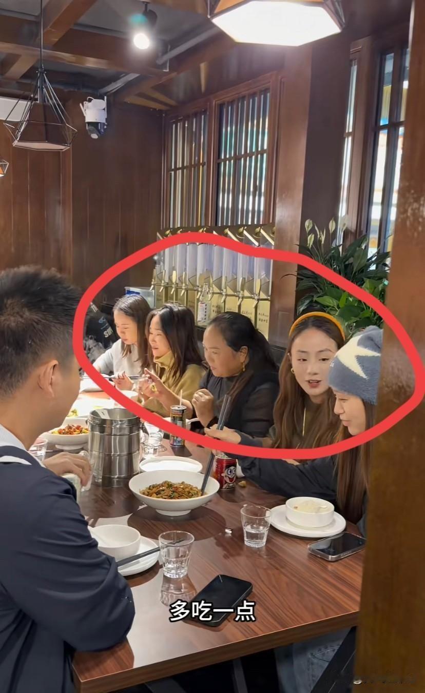 川乡小妹儿即将踏上韩国之旅，与幺舅舅娘在成都汇合，而翠花却因为护照问题无奈错过，