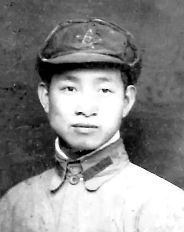 1940年，民兵副队长揭发炊事员在饭菜中下毒，人赃俱获下后，锄奸部部长却指着民兵