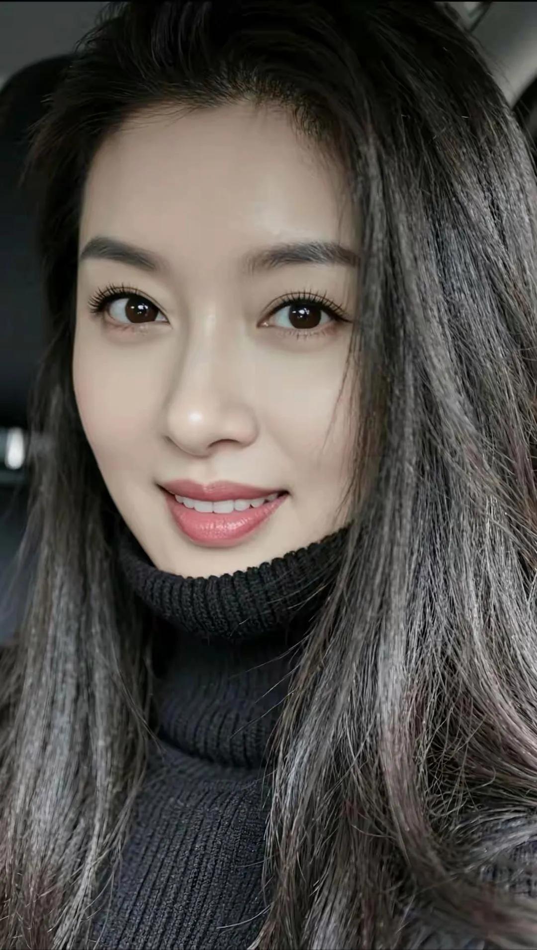 怎么形容一个美女的好看？第一眼看到她你会想到什么词？文化低点的是美，很美，真美