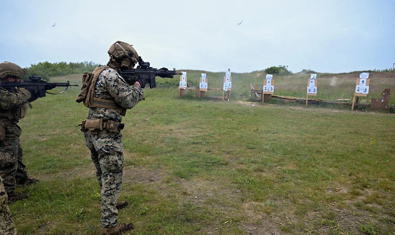 美国海军陆战队士兵试用葡萄牙海军陆战队的G3和HK416A5突击步枪。