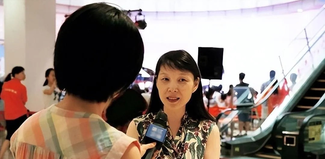 杜建英真是不简单啊！光看外表，就知道心里特有数的那种女人，既带着温婉知性的气质，