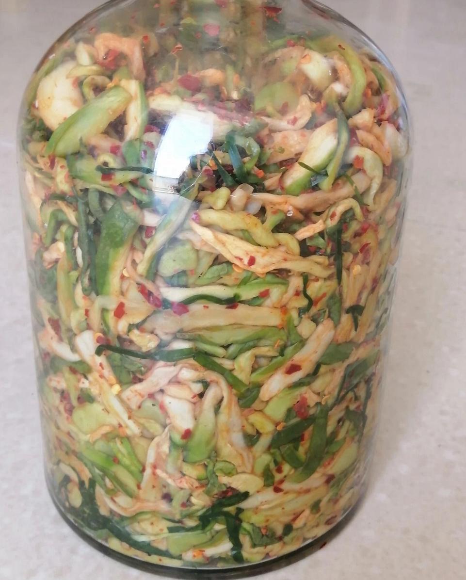 信不信？这么一玻璃罐的萝卜干，用了30斤新鲜萝卜晒制而成。制作精美，而且是用