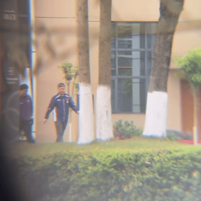 3.22日，看到梁靖崑到达成都开始训练了。梁靖崑和志强在下训的路上，师徒边走