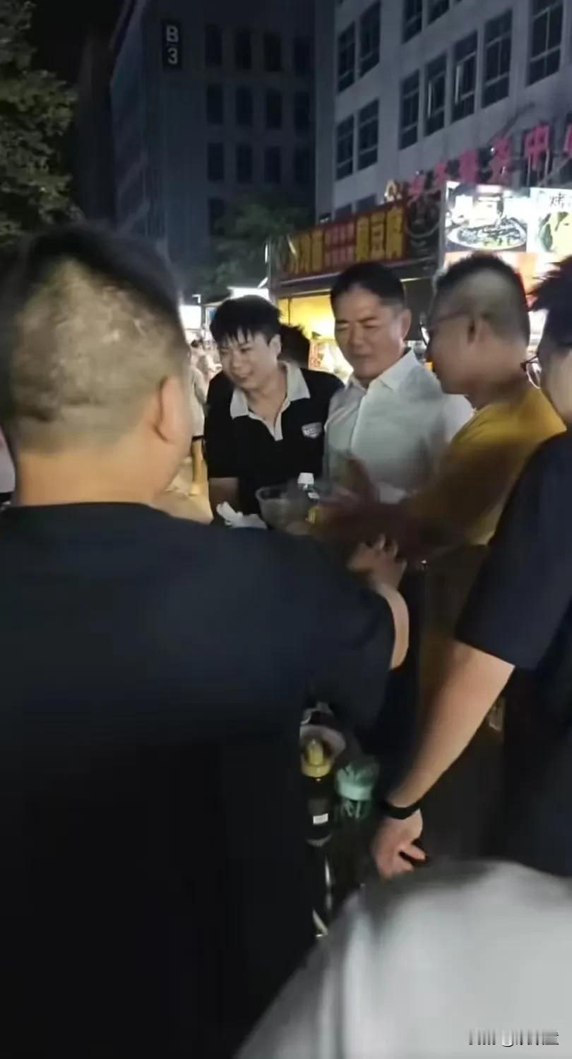 这不就是现代“项羽”，这里说的是性格方面！昨晚，刘强东现身宿迁夜市，与市民一同