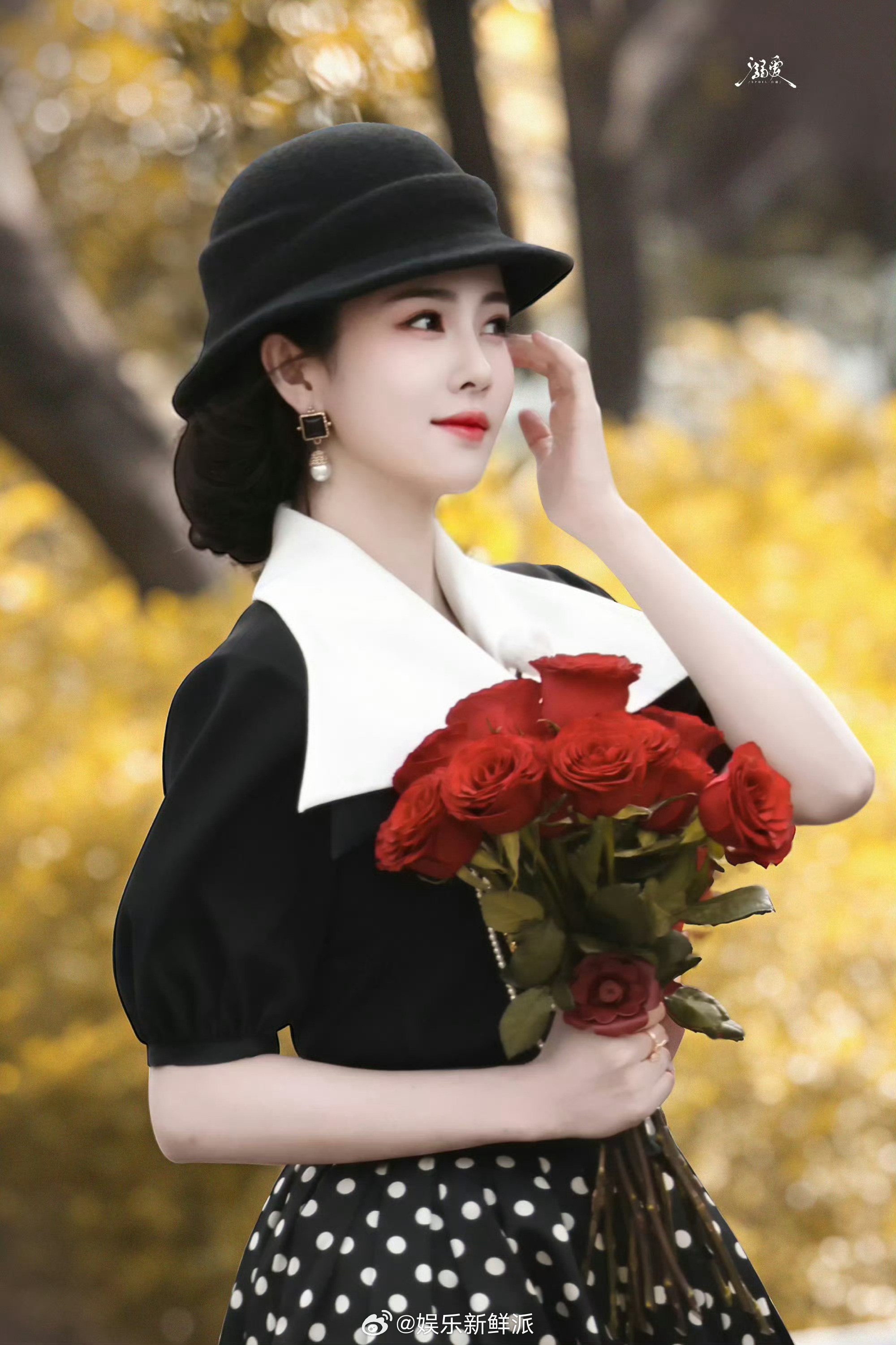 派酱安利白鹿留洋大小姐造型谁还没被这组造型美到宽领黑裙衬得肩颈线条超绝，波点