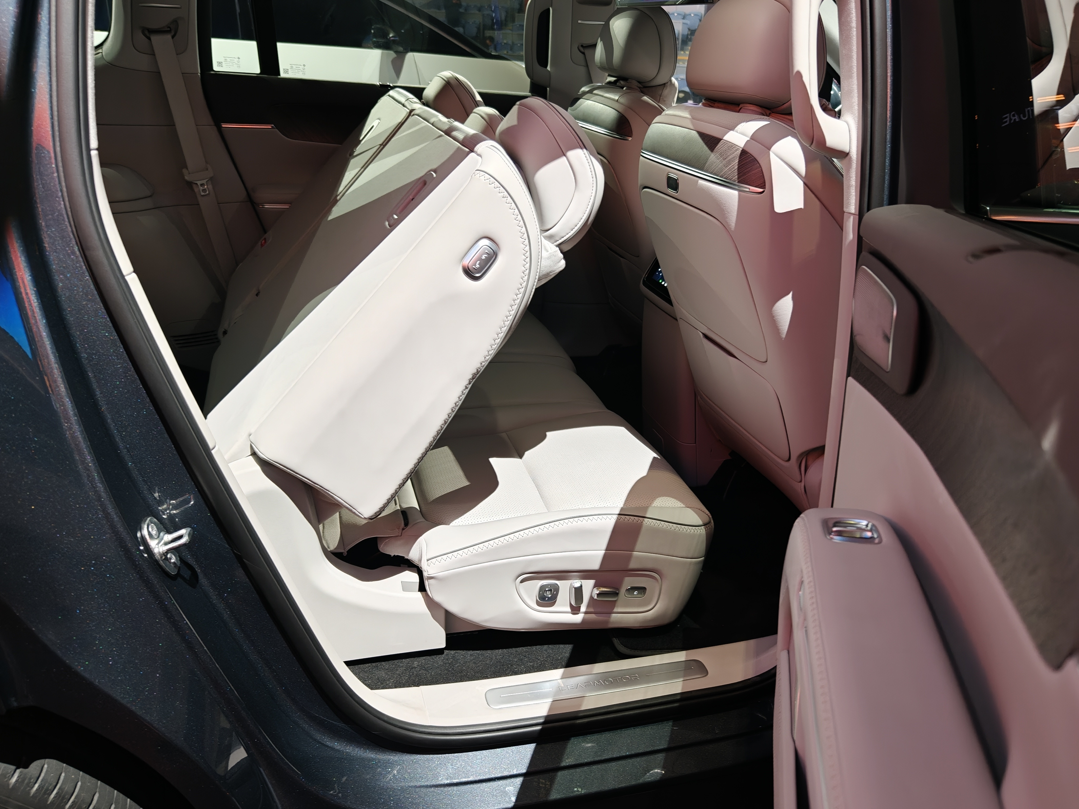 零跑D19七座版的第二排折叠收纳，应该是沿用了C16五座版的机构，但我是第一次见