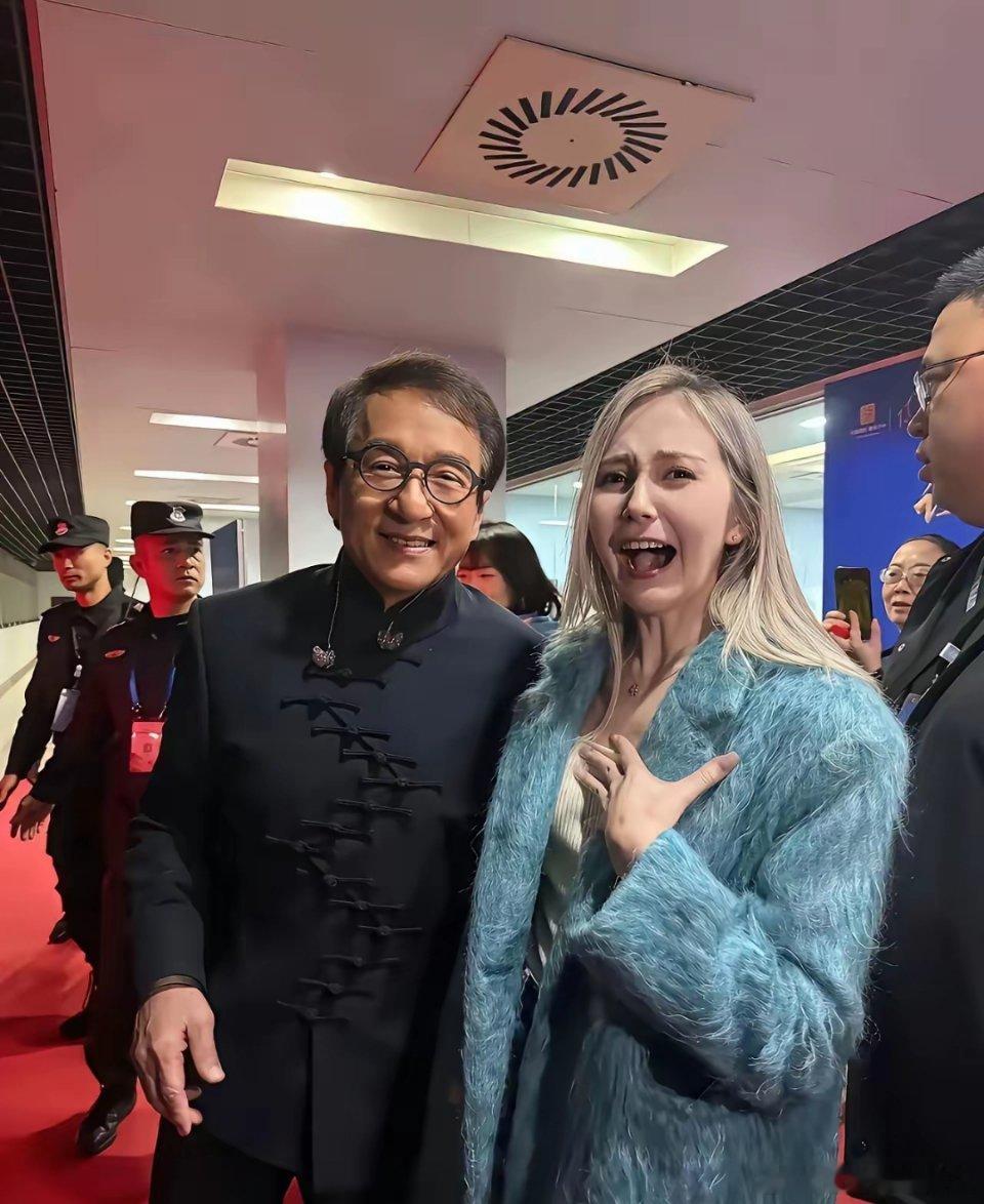 俄罗斯歌手卡捷琳娜偶遇成龙，激动到当场落泪，这一幕真切地展现出成龙大哥的国际影响