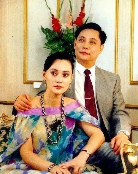 1983年，21岁的宋佳与42岁的京剧名家张学津结婚。宋佳小时候家境不算差，但