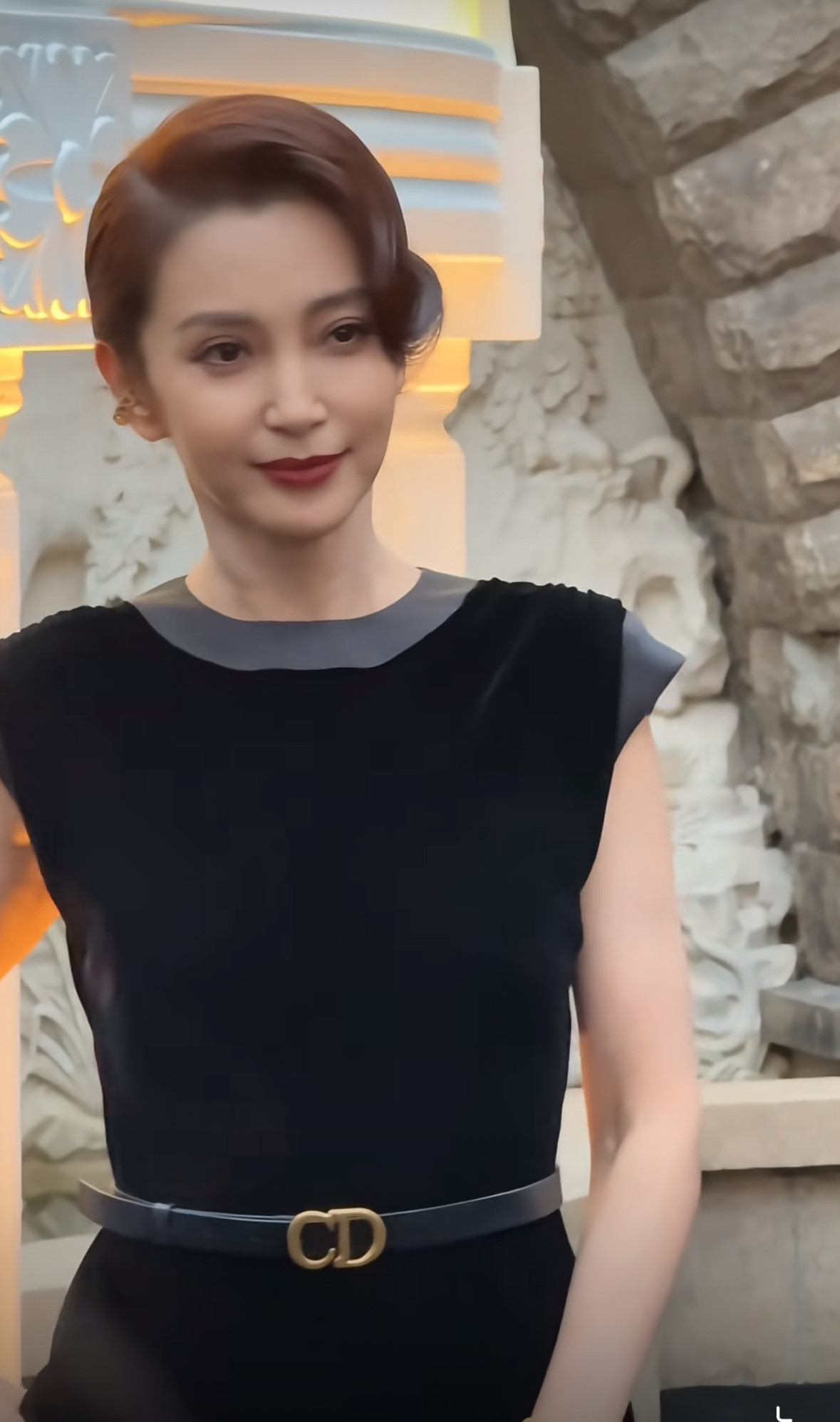 52岁李冰冰状态好到惊人！果然小奶狗是女人最好的保养品！身材如少女般！52岁