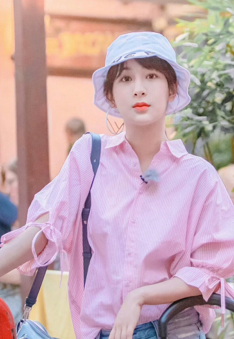 林大厨给杨紫推荐蹄花汤黄晓明说给杨紫补补脚家乡美食大赛一个在推菜，一个在疼人。林