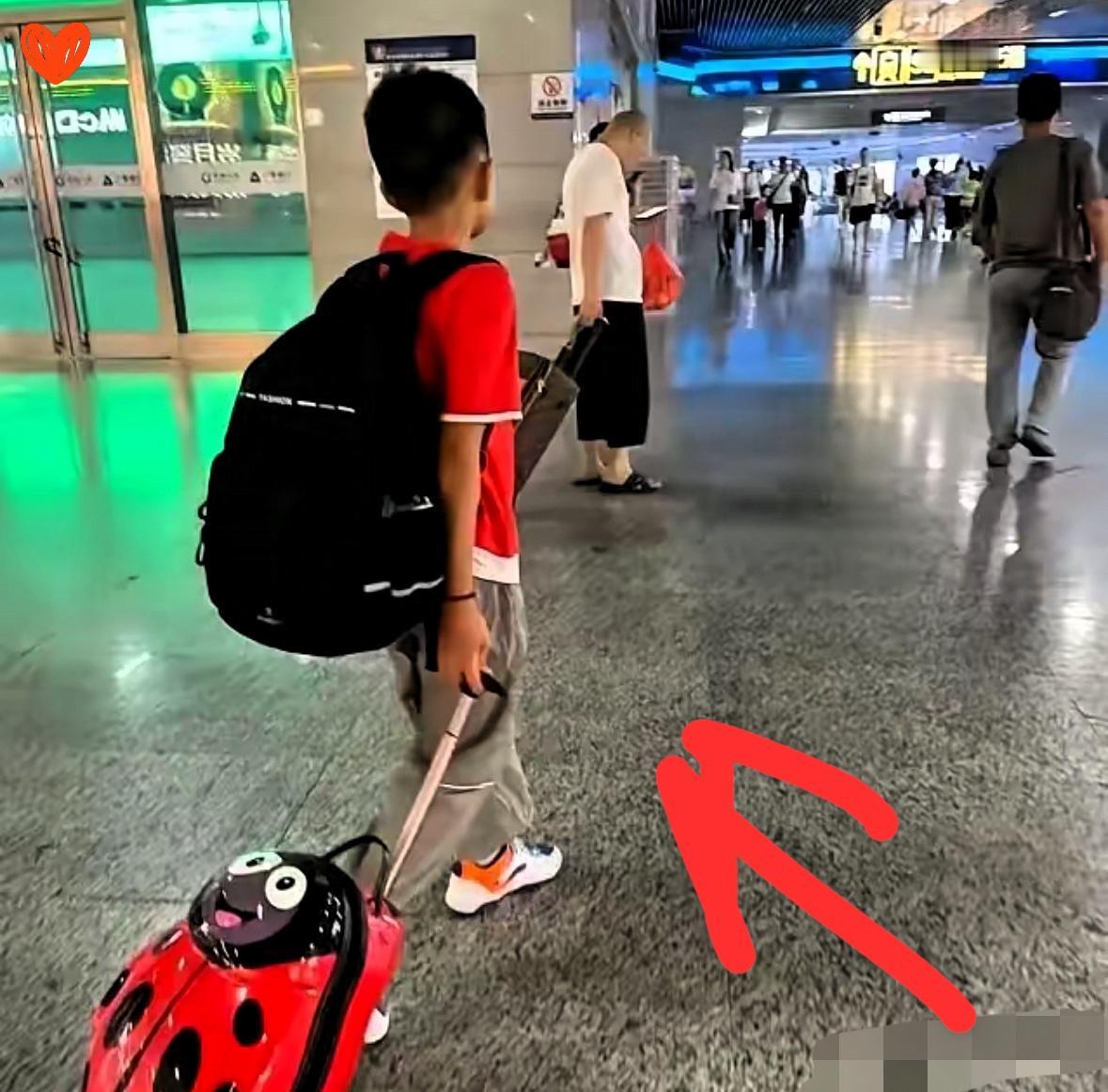 令人心酸难过啊！在贵阳市发生了这样一件事:一个13岁小男孩妈妈不在了，爸爸给小男