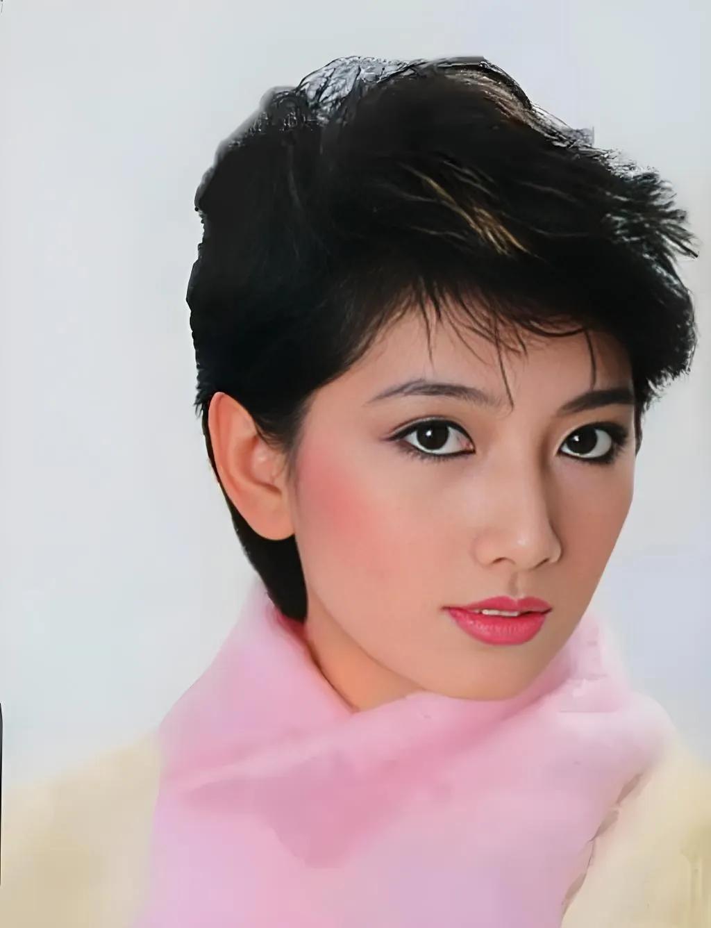 她是84版《倚天屠龙记》里惊艳众生的“最美赵敏”，男装英气飒爽，女装明眸善睐，连