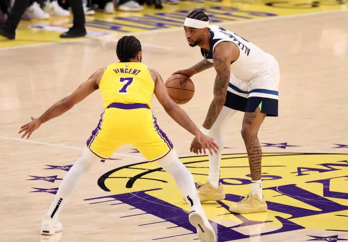 根据ESPN的消息，多里安-芬尼-史密斯正在考虑放弃洛杉矶湖人队2025-26赛