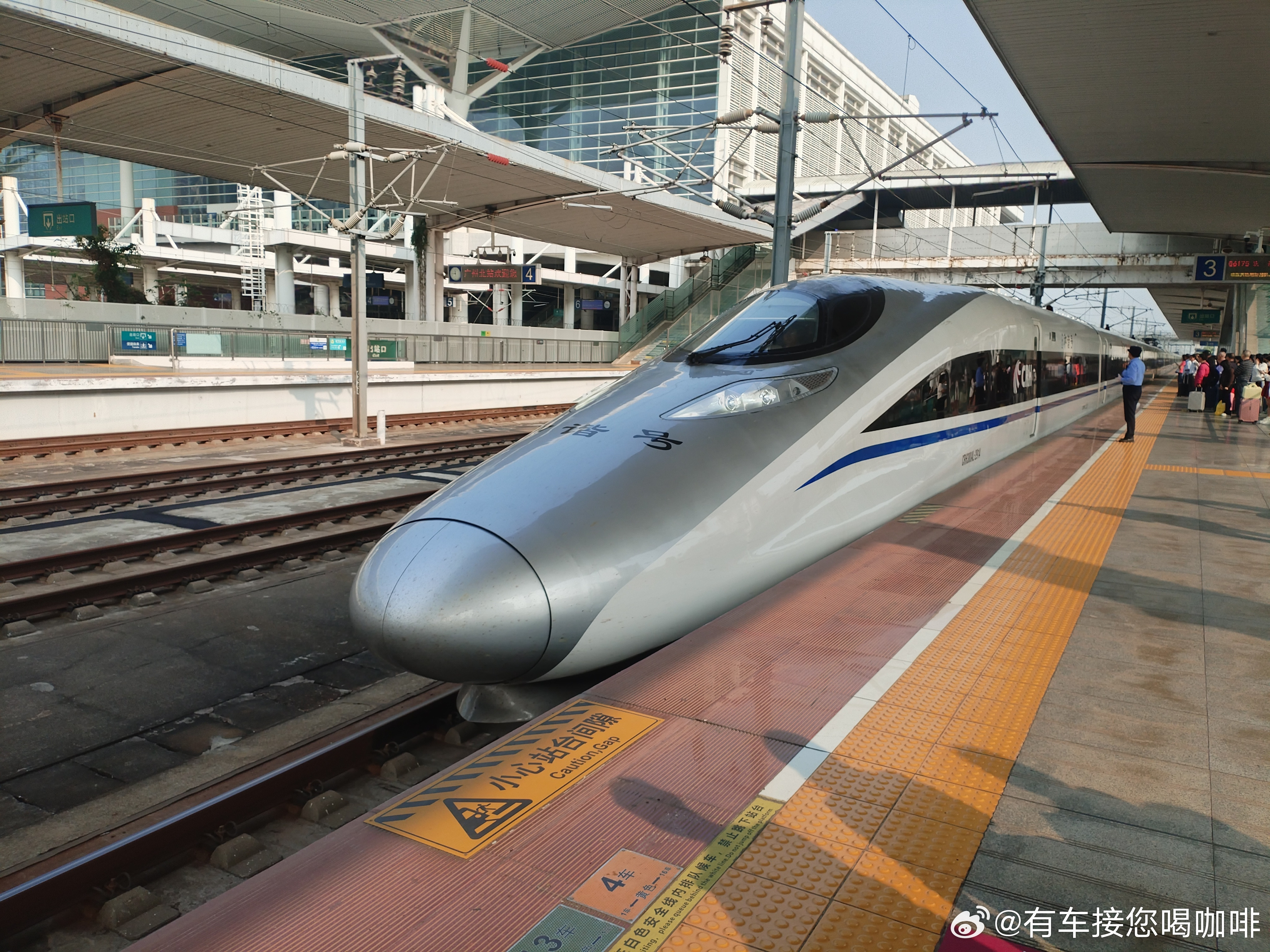 高铁进站，时速300公里，方向广州北至汕头，买的无座票，在餐车找到座。2026年