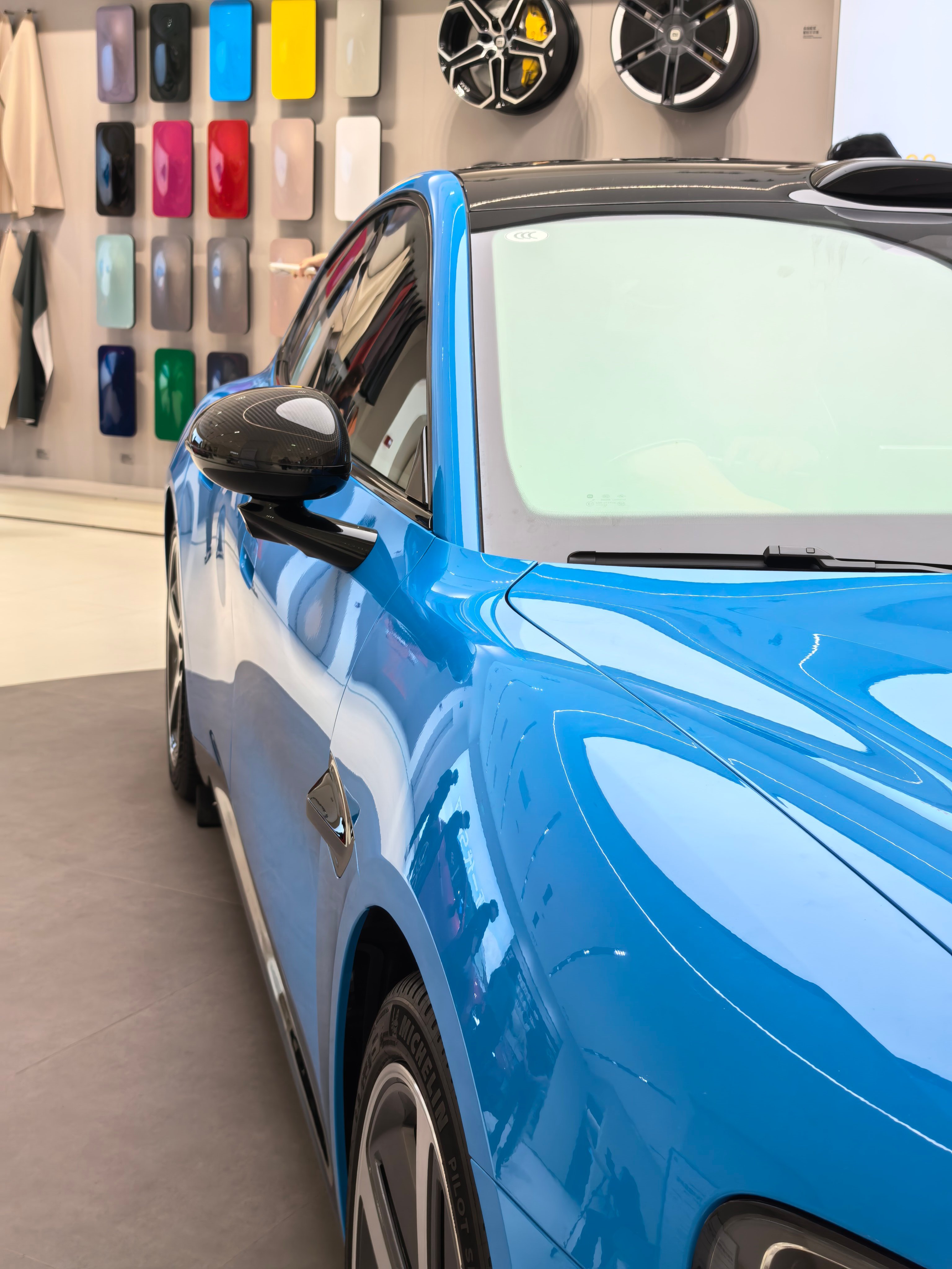 小米汽车回应为何不公布大定数字我今晚去小米之家体验店拍的卡布里蓝的小米SU7