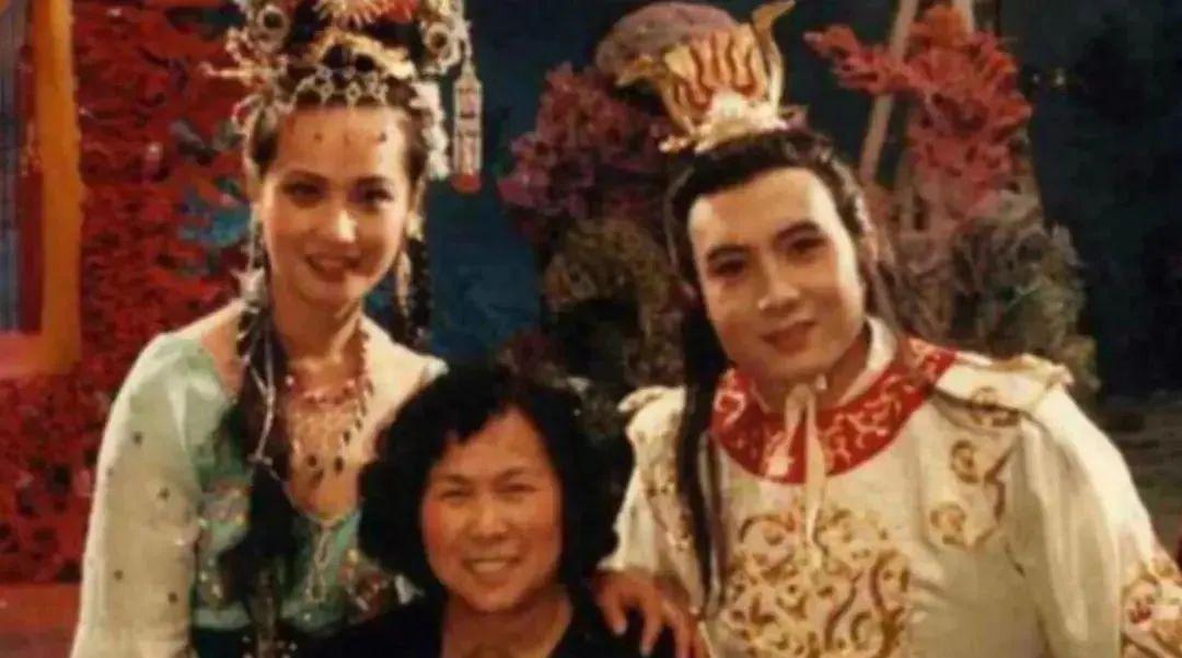 谢霆锋张卫健下手也太狠了!打到住院,老婆也跑了,王伯昭现在咋样了?