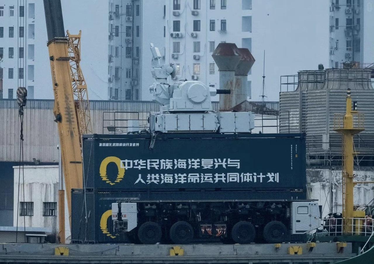 万万没想到，最新曝光的电磁弹射车（看车门标志，是北理工研制的），能直接开到货船上