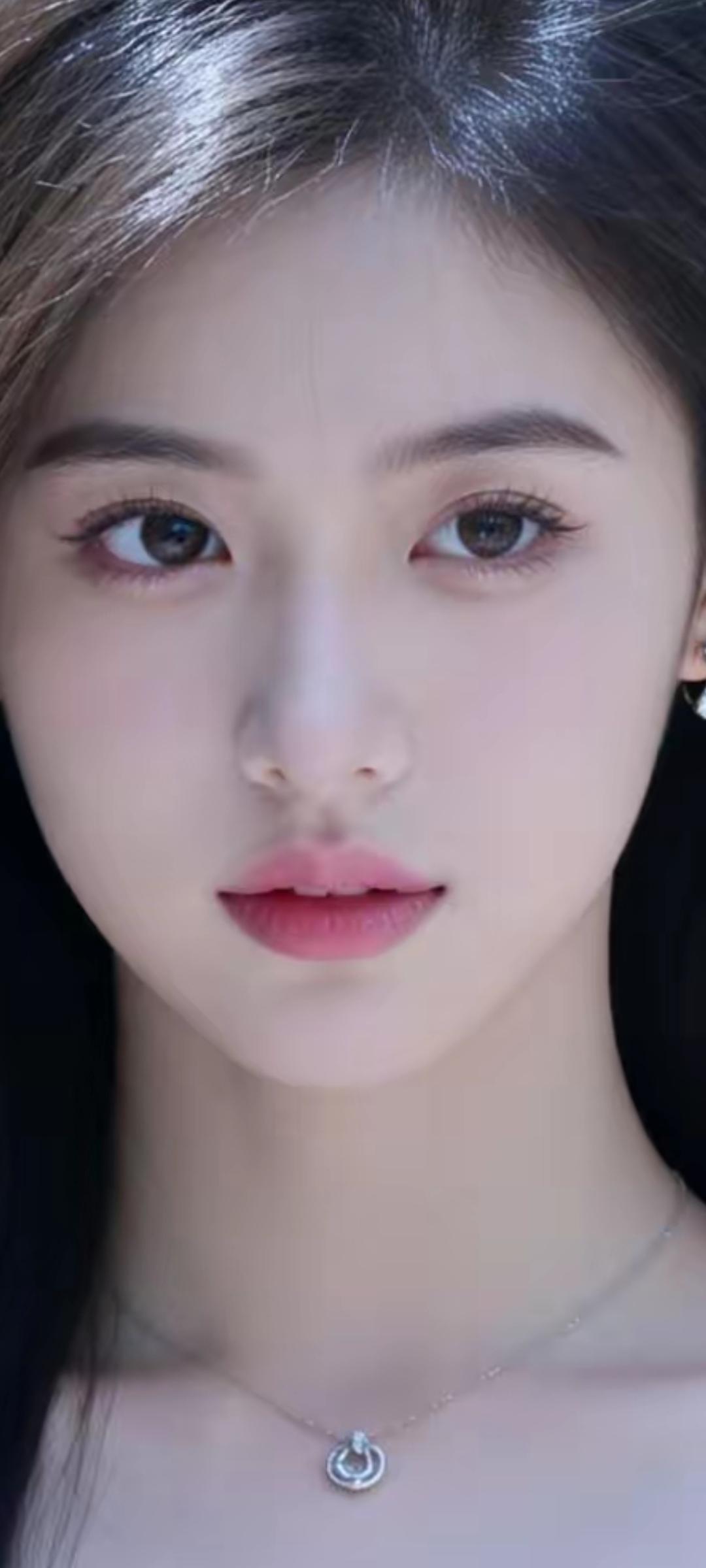 温柔甜美的少女，精致的妆容和优雅的项链，尽显优雅气质。