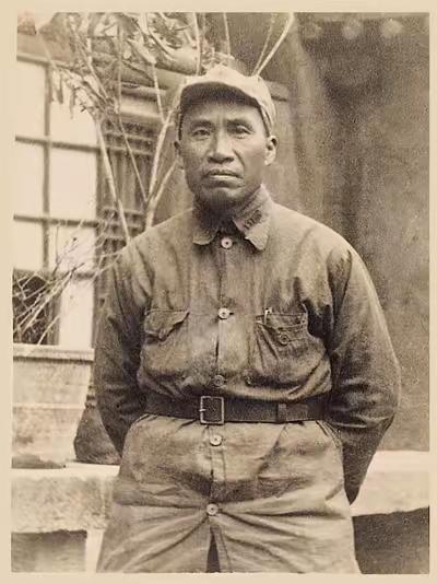 1931年，朱德找一个俘虏，战士却说：“他拿着2块大洋回家了。”朱德亲自骑马去找