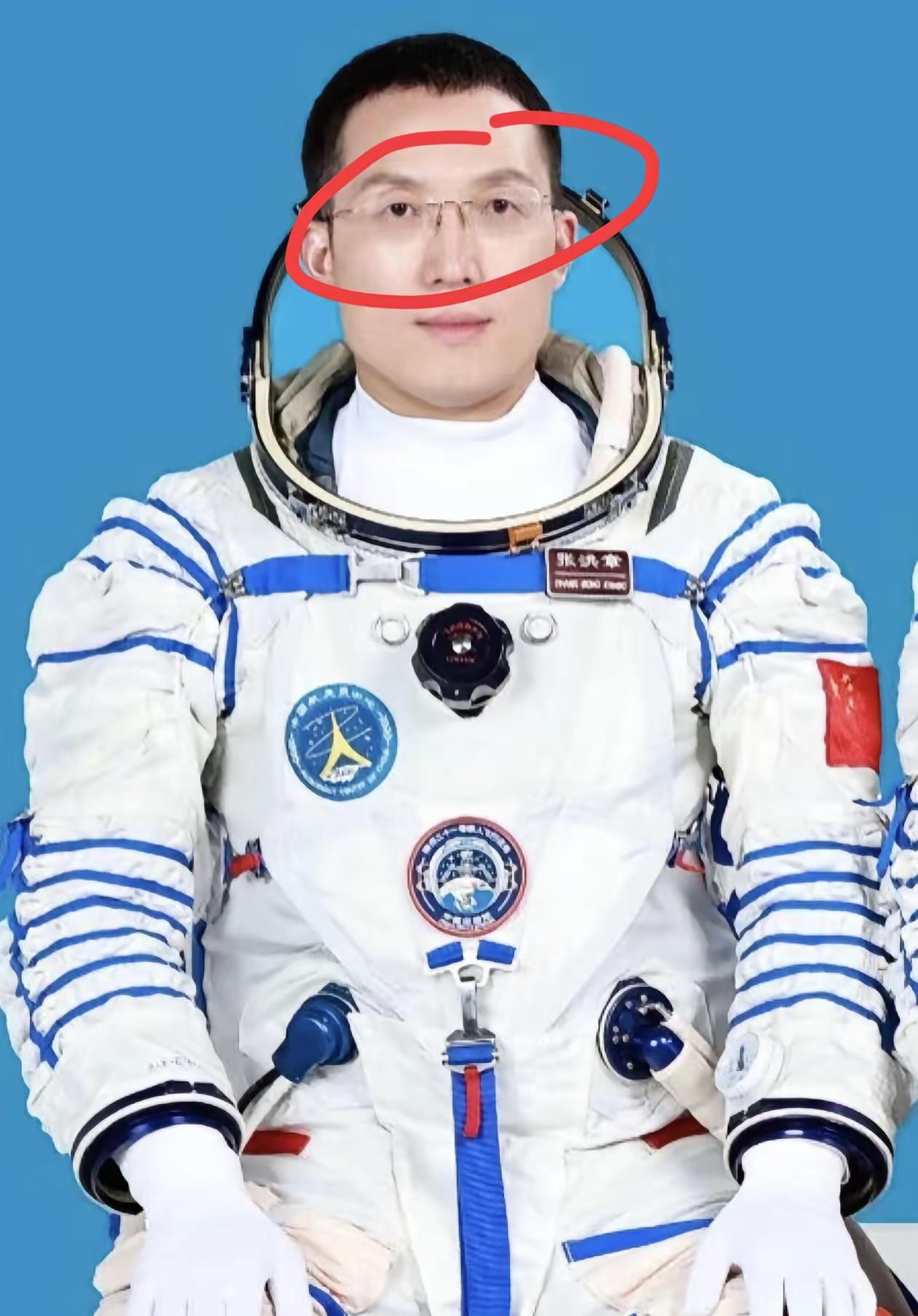 "航天员戴眼镜?这波操作直接颠覆认知!"神舟二十一发射后,网友发现张洪章竟戴着