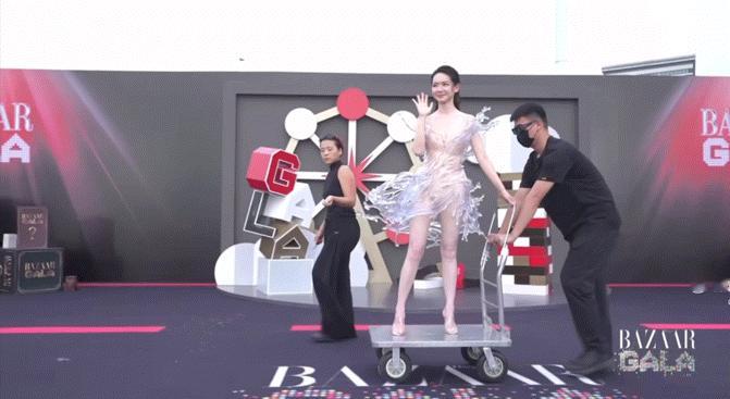 戚薇这造型是致敬蔡明吗就不能给戚薇换个体面的推车吗裙子是充满巧思的数字时装，唯