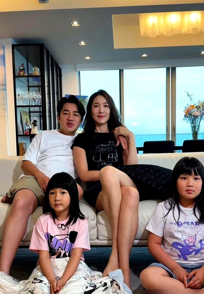 王祖蓝俩闺女近照刚出，评论区急着给孩子打分的又来了，全在拿身高说事。事实是大女儿五官长开，比例直接奔