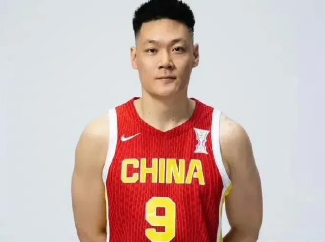 中国男篮再拿掉1人，14人打亚洲杯！中国男篮刚刚结束了亚洲杯前的所有热身赛，中