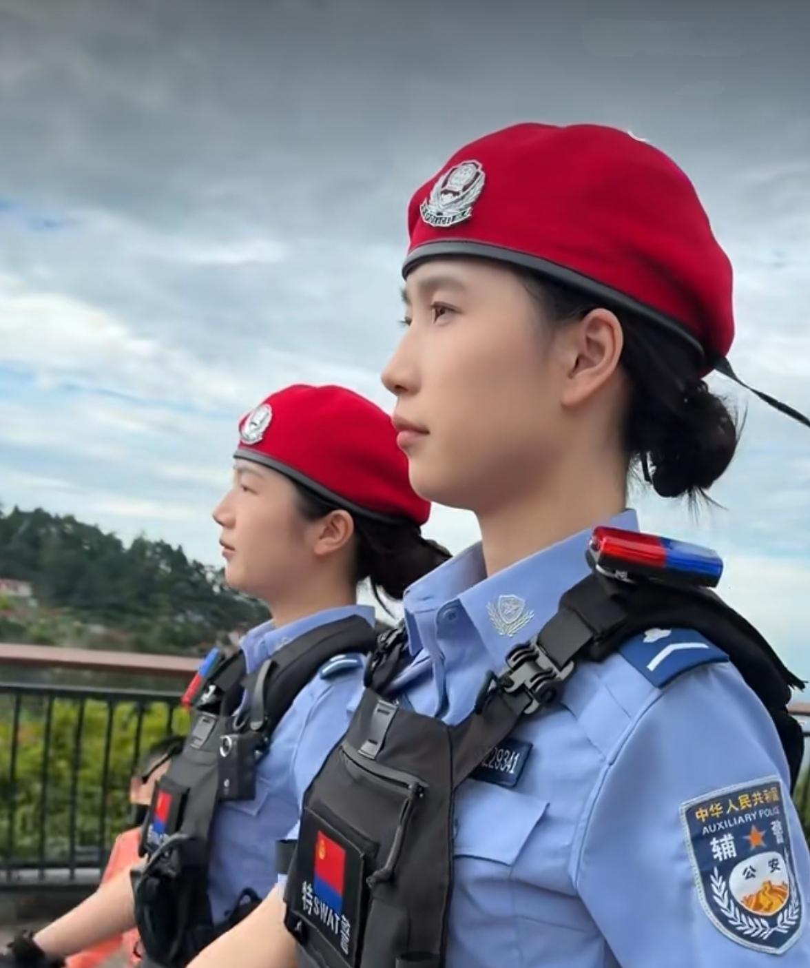 红色贝雷帽女辅警上线，更显英姿飒爽！红色贝雷帽在中国警务体系中通常专属‌女子