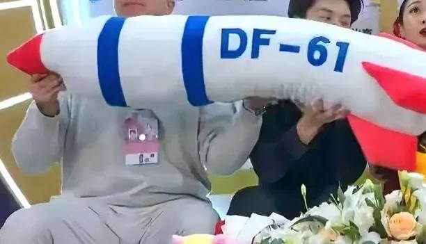 国际花滑大奖赛现场,中国观众扔了一枚"DF-61",吓坏组委会,并立马介入调查!