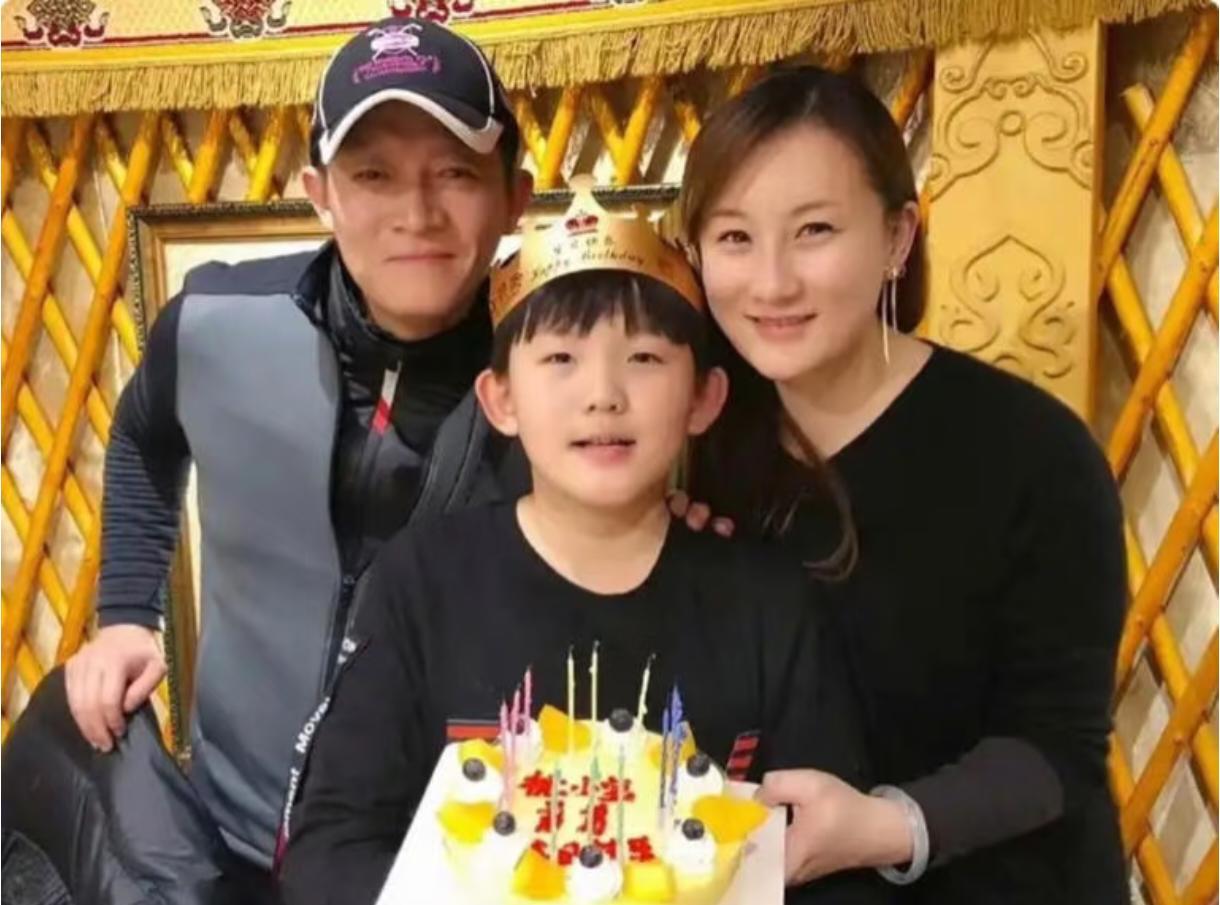 你绝对想不到，明星怎么“坑”自己亲儿子。拍《铁梨花》，导演郭靖宇找遍小演员，没