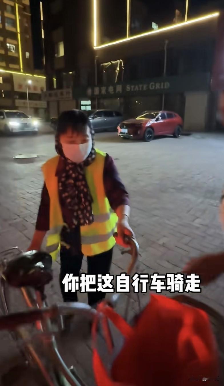 哈哈，深夜奇遇。美女半夜三更叫了个代驾，代驾一来，美女有点不相信自己的眼睛，竟