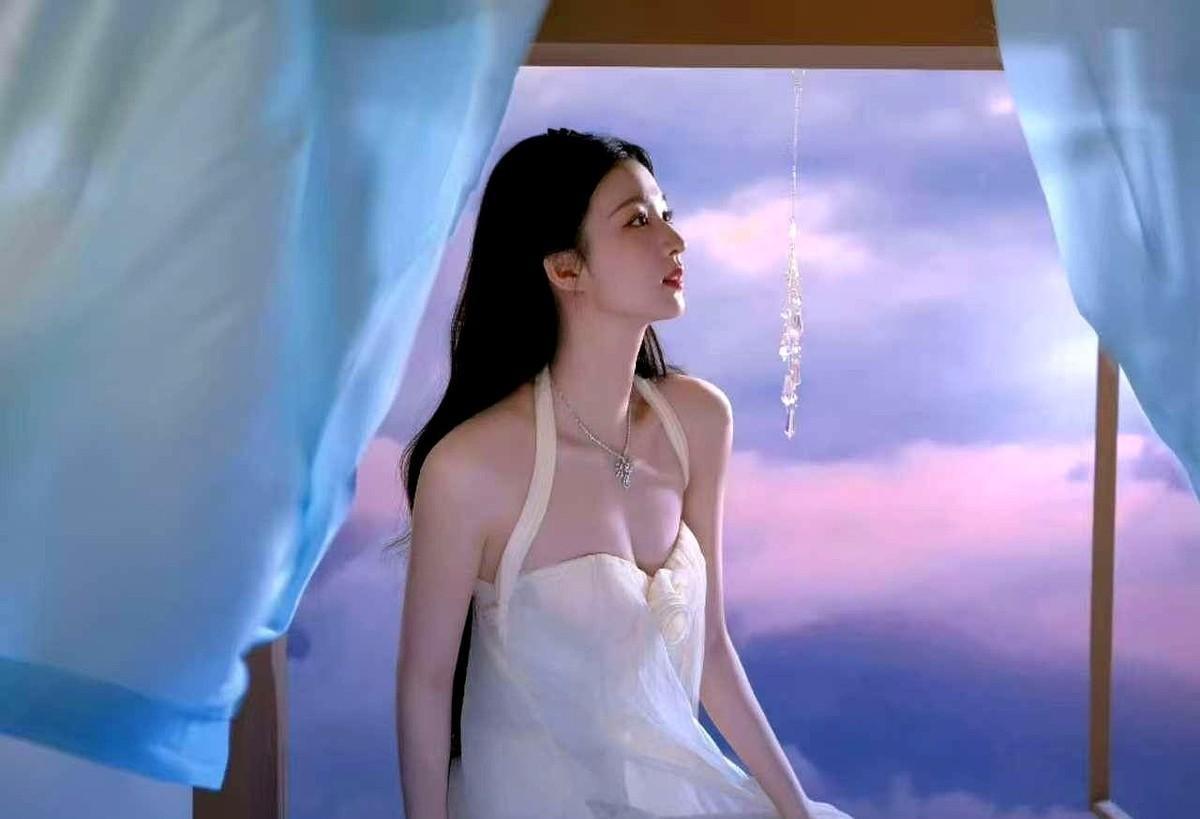 王楚然一件白裙杀疯了！跨年晚会满场金光闪闪，她偏用一身极简吊带裙杀出重围，硬是